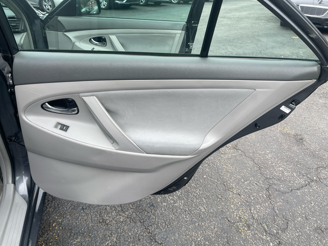 Toyota Camry LE 6-Spd AT 2011