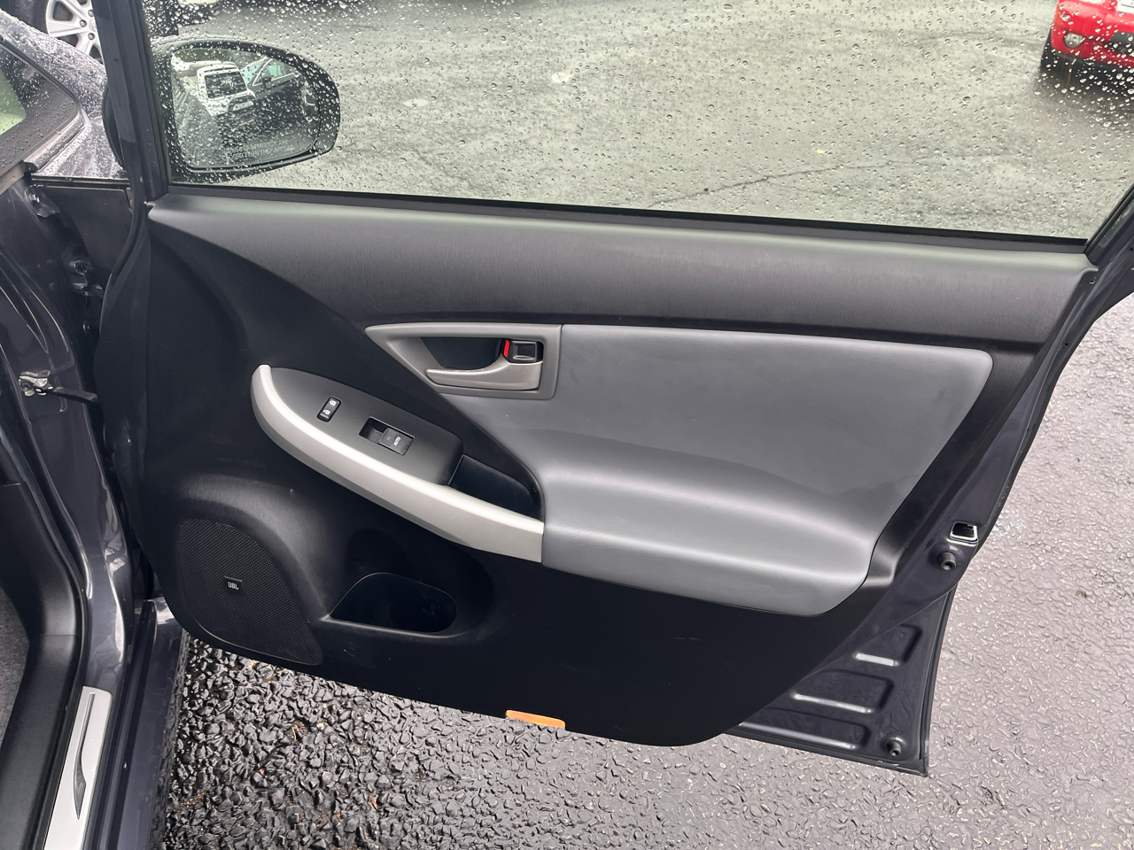 Toyota Prius Prius V 2012