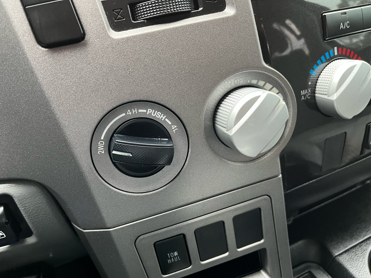 Toyota Tundra Tundra-Grade CrewMax 5.7L FFV 4WD 2013