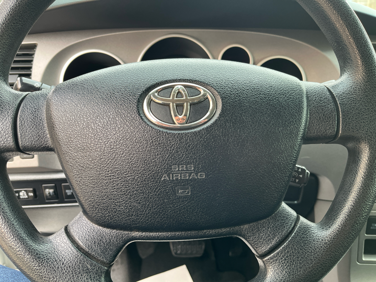 Toyota Tundra Tundra-Grade 5.7L Double Cab 4WD 2011