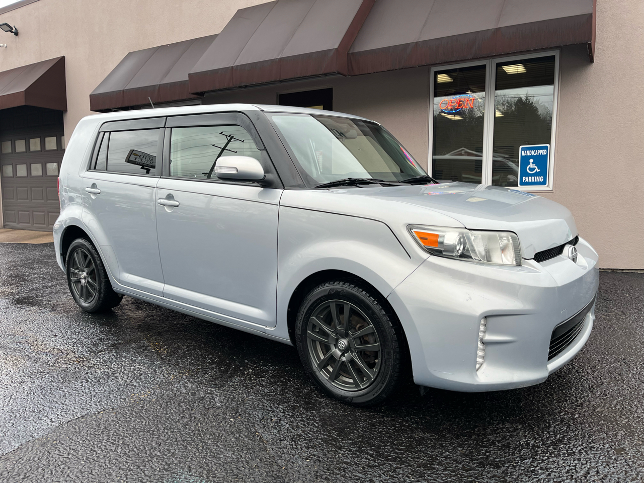 Scion xB 5-Door Wagon 4-Spd AT 2013