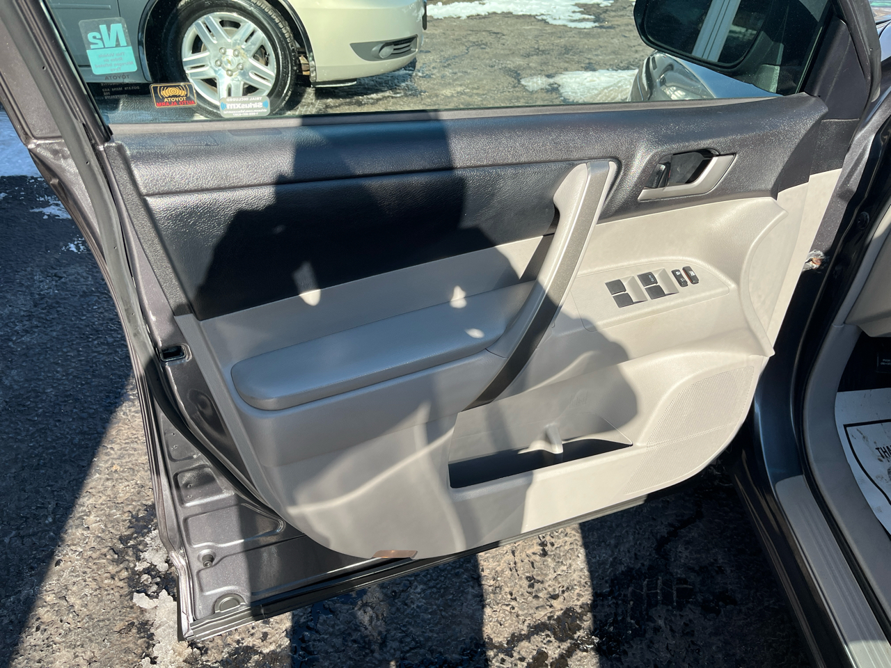 Toyota Highlander SE 4D SUV AWD 2012