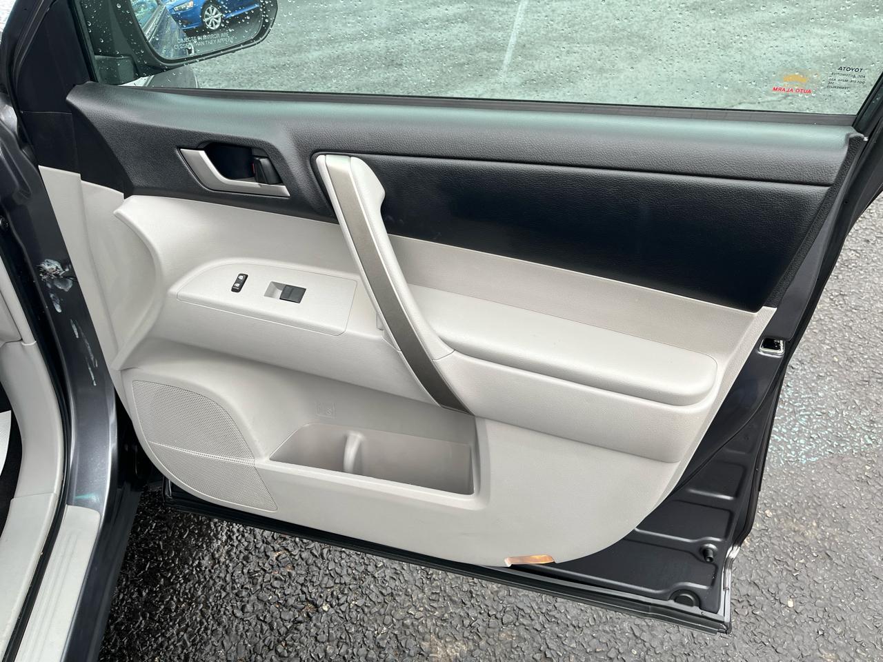 Toyota Highlander SE 4D SUV AWD 2012