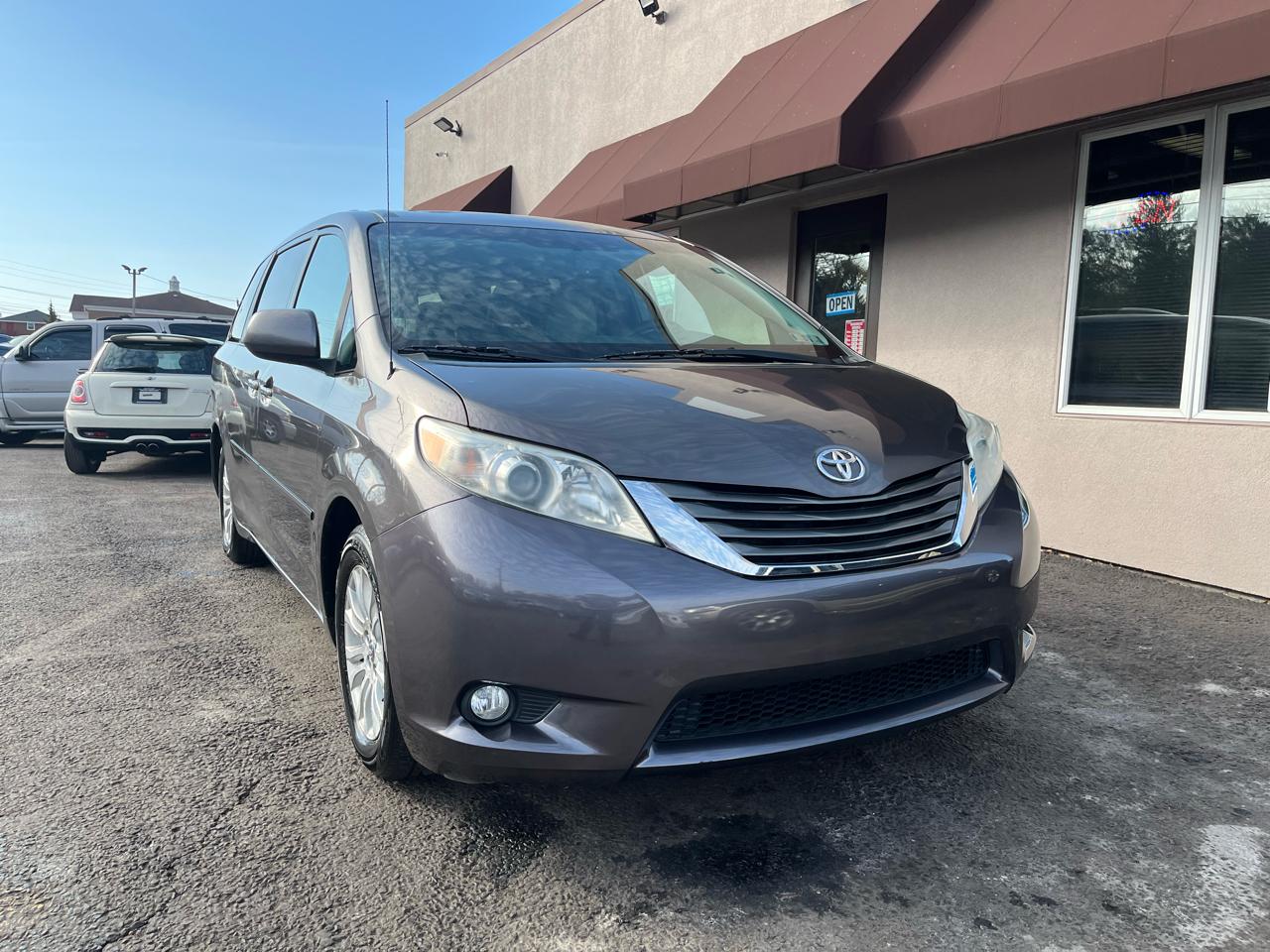 Toyota Sienna XLE FWD 8-Passenger V6 2012