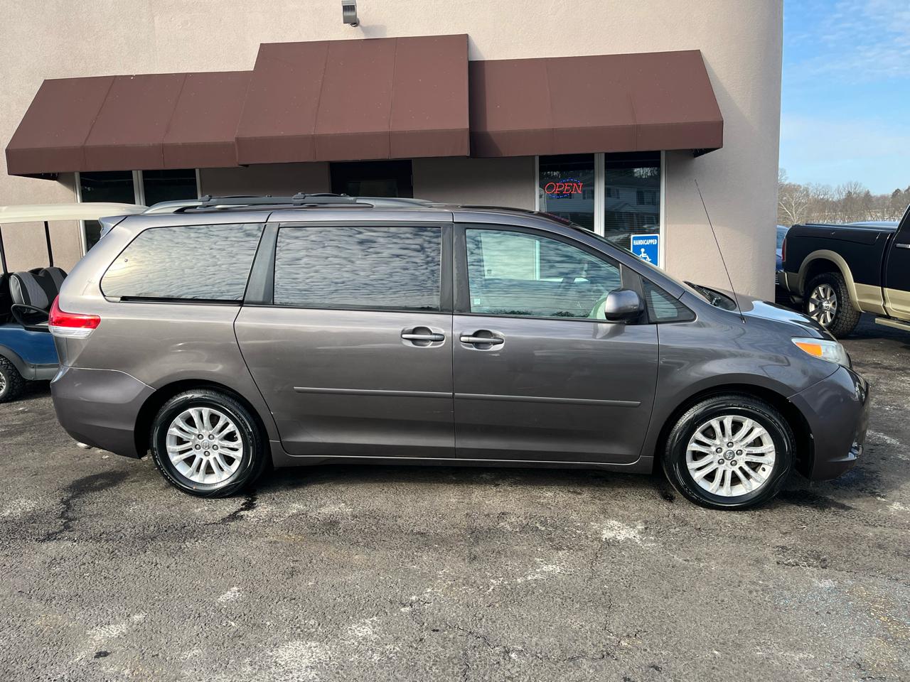 Toyota Sienna XLE FWD 8-Passenger V6 2012