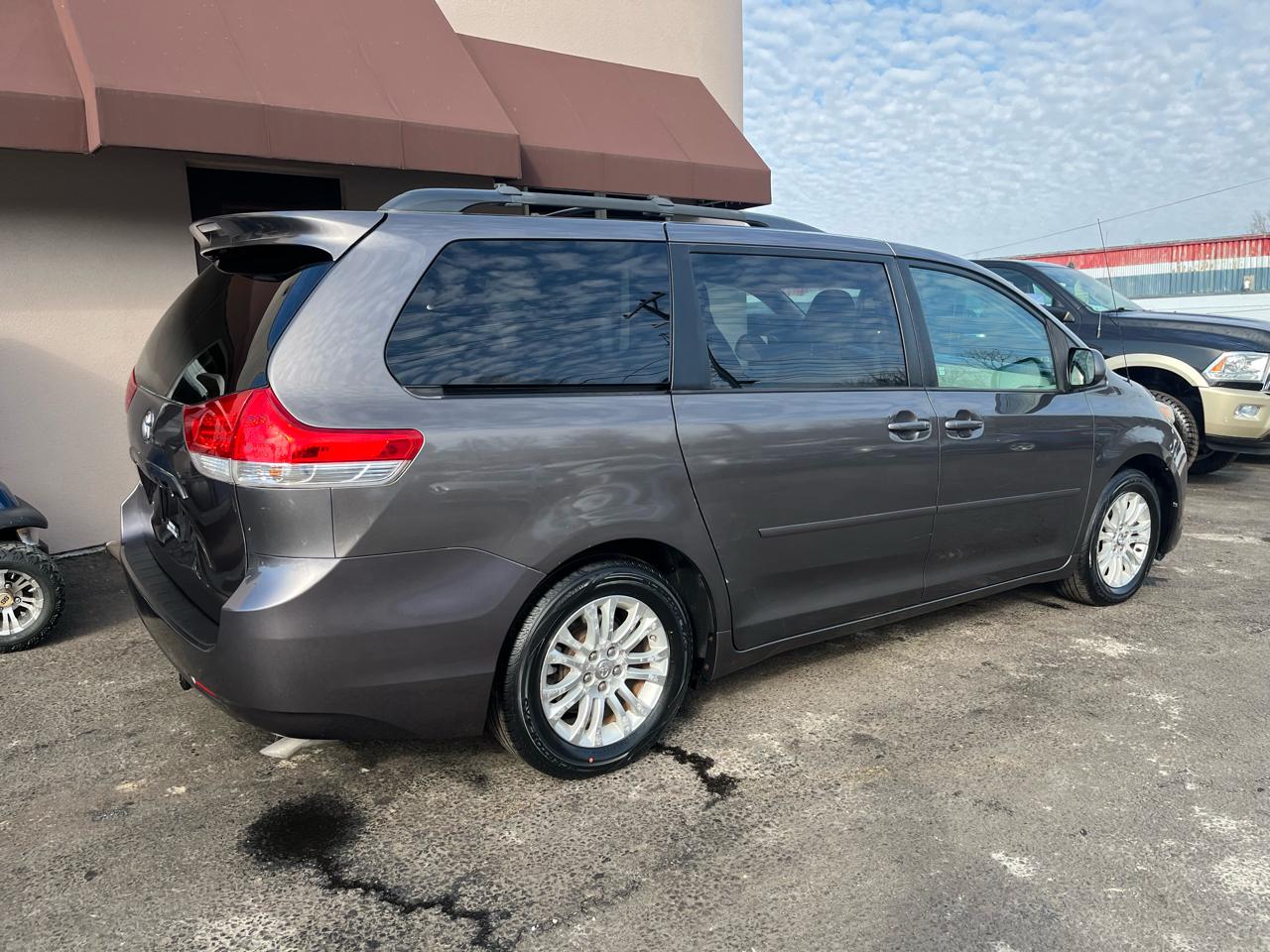 Toyota Sienna XLE FWD 8-Passenger V6 2012