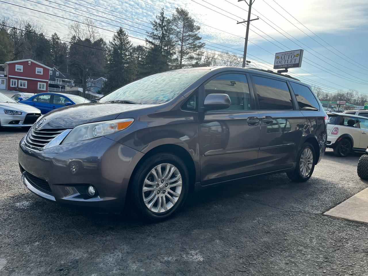 Toyota Sienna XLE FWD 8-Passenger V6 2012