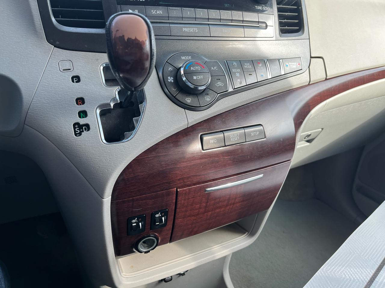 Toyota Sienna XLE FWD 8-Passenger V6 2012