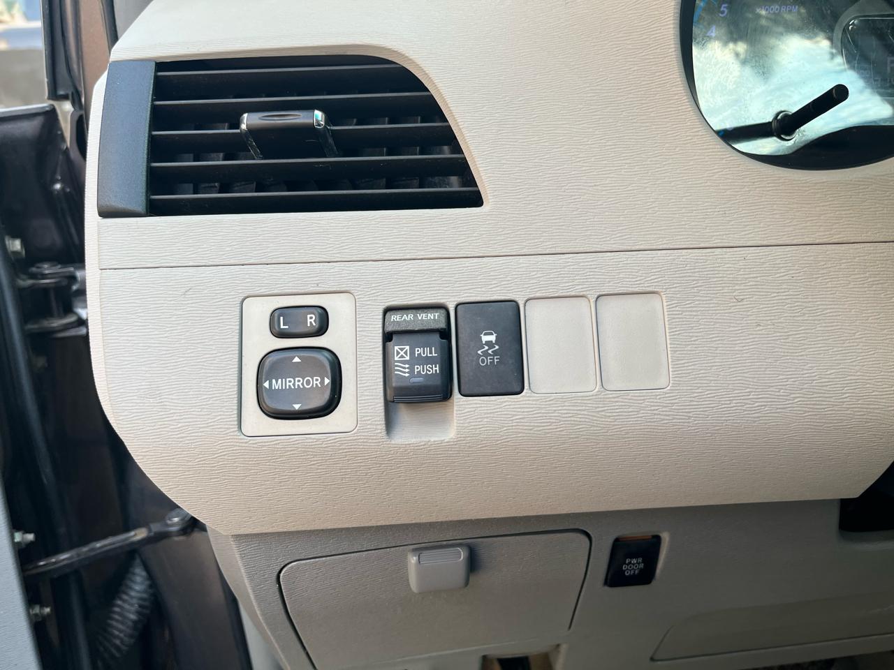 Toyota Sienna XLE FWD 8-Passenger V6 2012