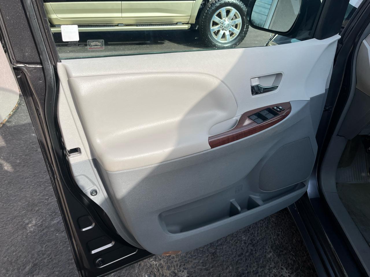 Toyota Sienna XLE FWD 8-Passenger V6 2012