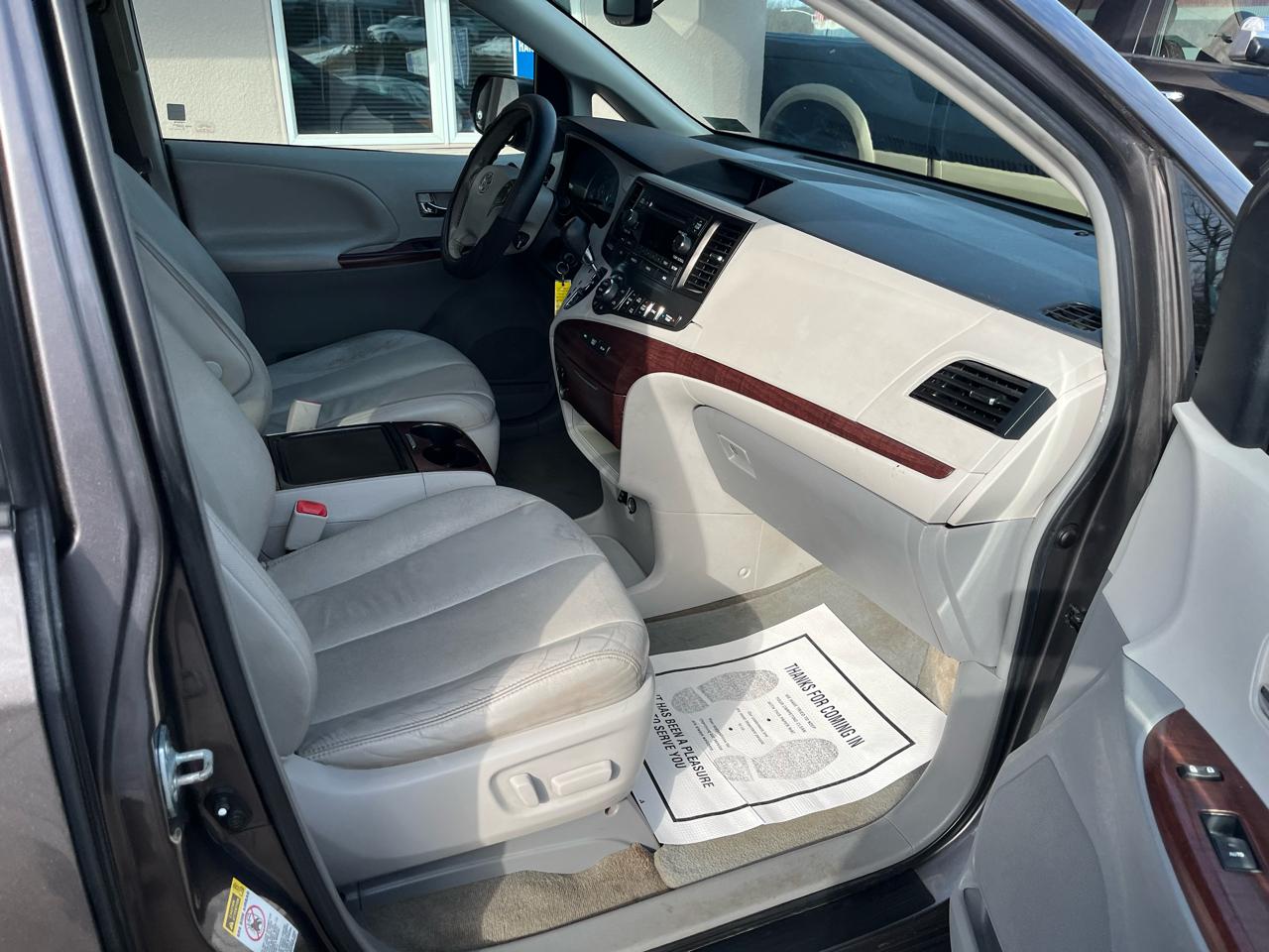 Toyota Sienna XLE FWD 8-Passenger V6 2012