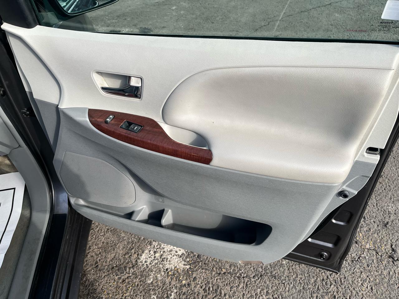 Toyota Sienna XLE FWD 8-Passenger V6 2012