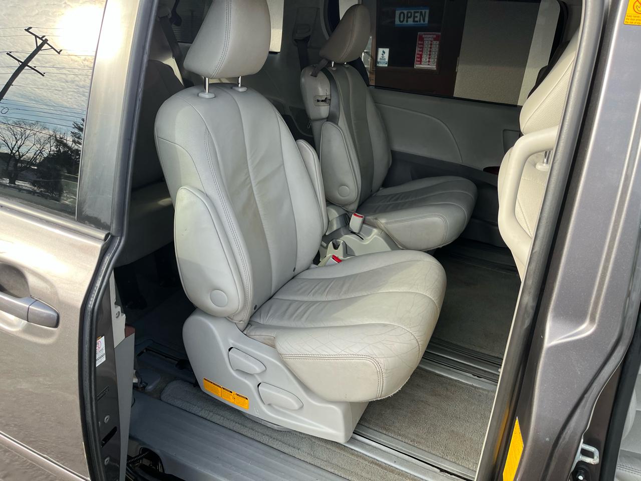 Toyota Sienna XLE FWD 8-Passenger V6 2012