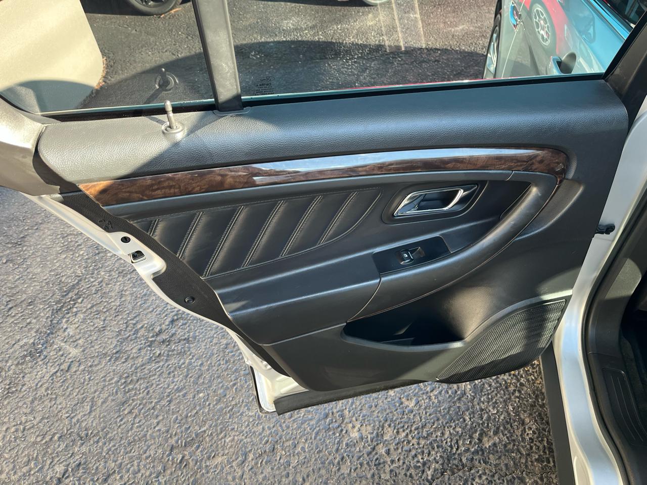 Ford Taurus Limited FWD 2014