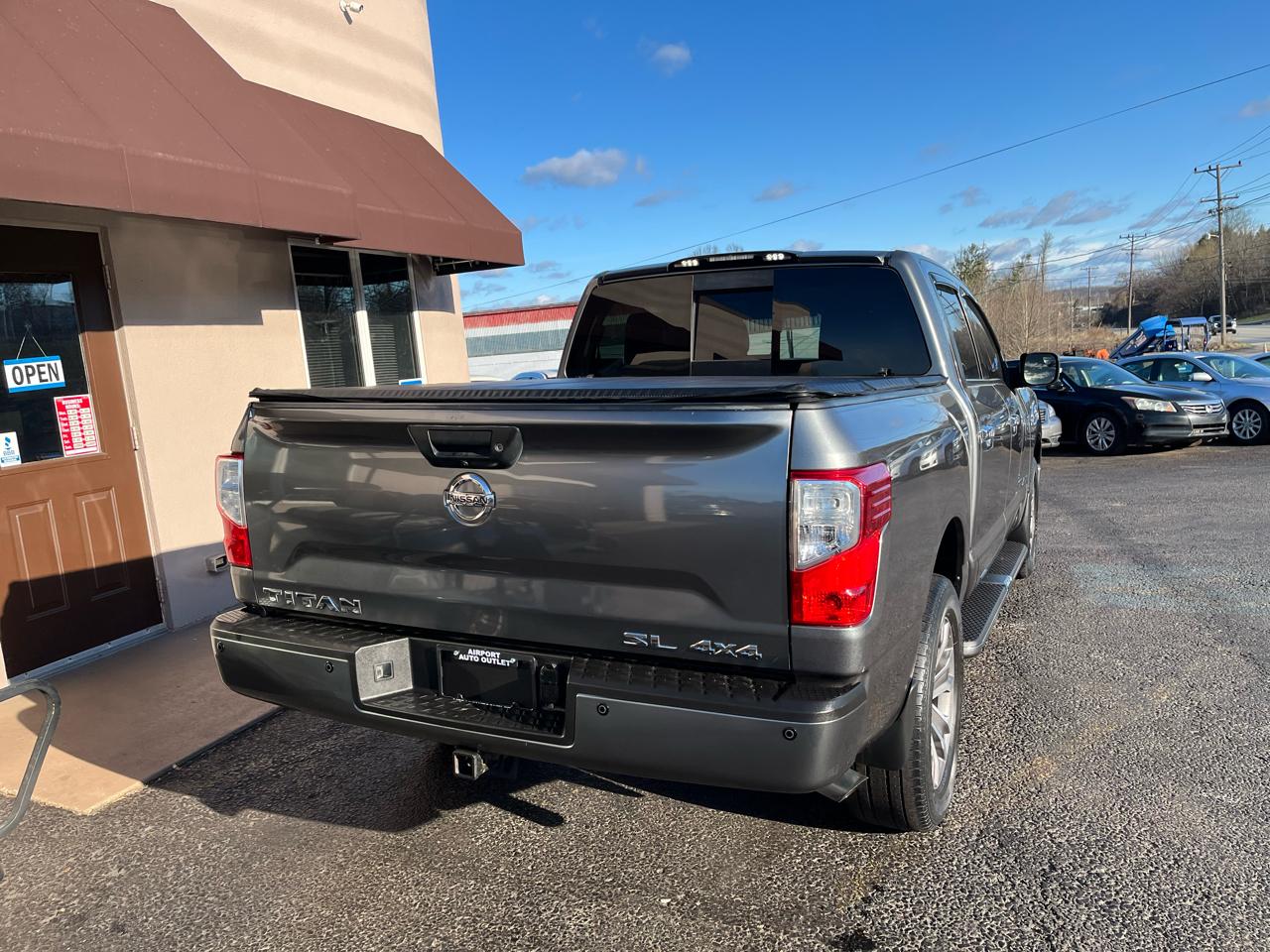 Nissan Titan SL Crew Cab 4WD 2017