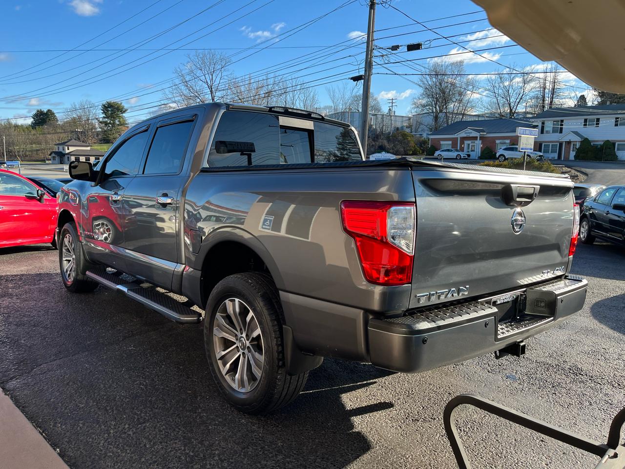 Nissan Titan SL Crew Cab 4WD 2017