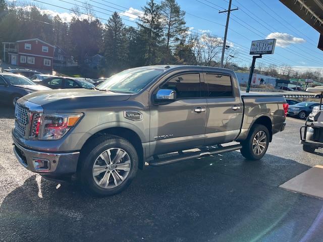 Nissan Titan SL Crew Cab 4WD 2017