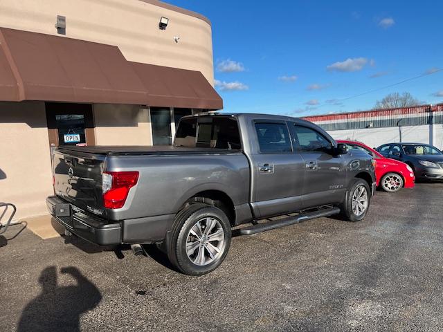 Nissan Titan SL Crew Cab 4WD 2017