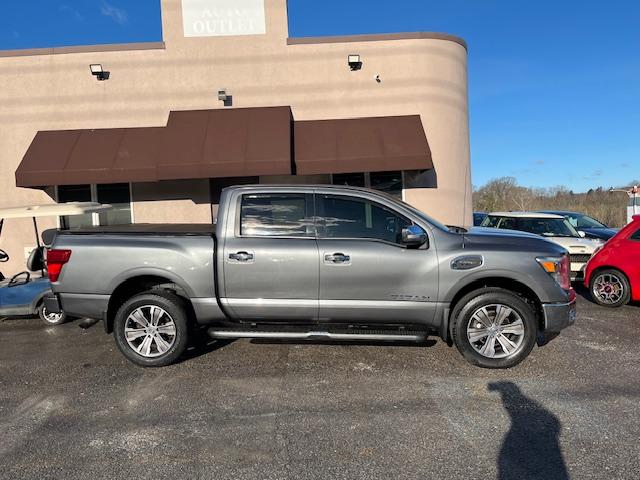 Nissan Titan SL Crew Cab 4WD 2017