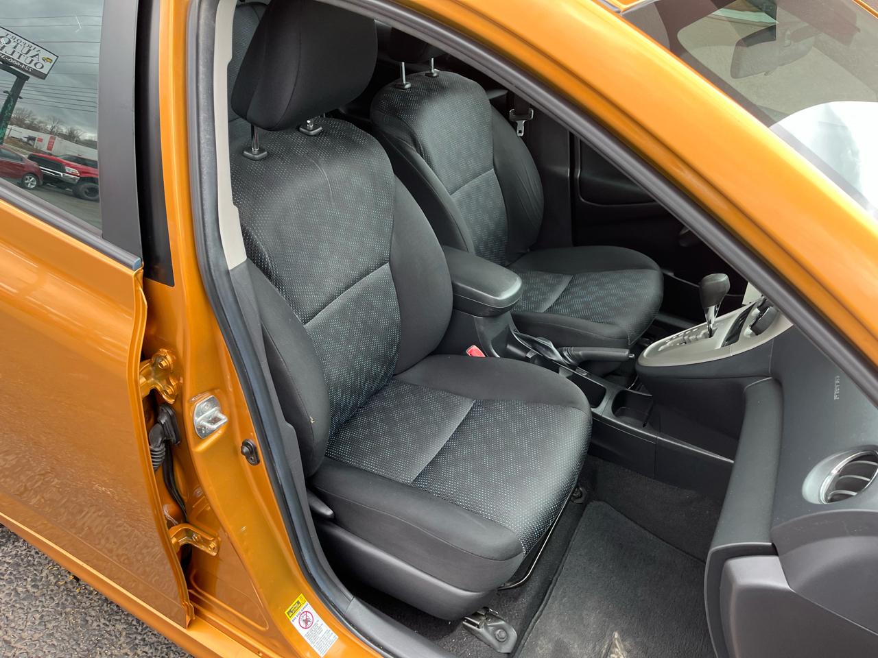 Toyota Matrix Base 4-Speed AT 2010