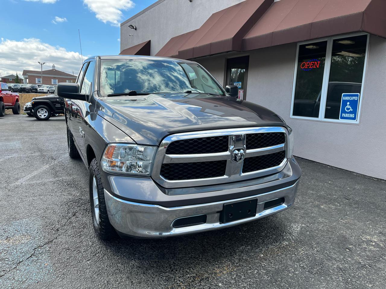 RAM 1500 SLT Quad Cab 4WD 2016