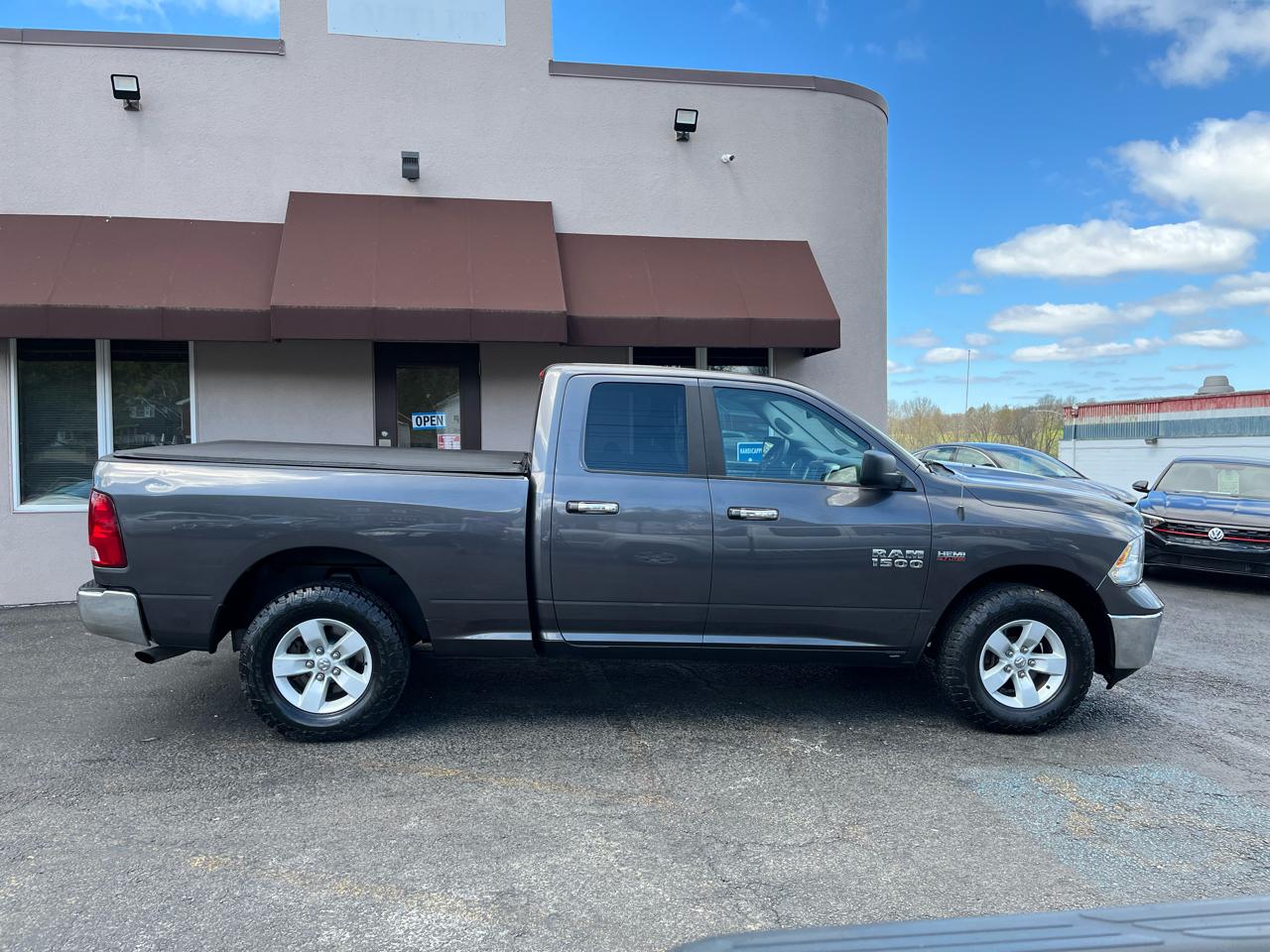 RAM 1500 SLT Quad Cab 4WD 2016