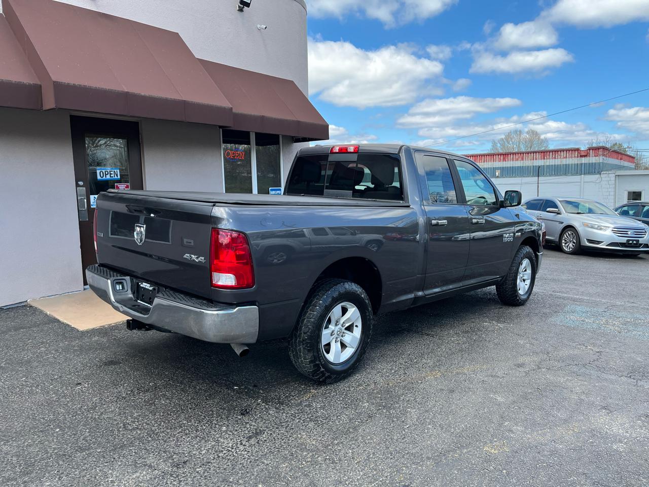 RAM 1500 SLT Quad Cab 4WD 2016