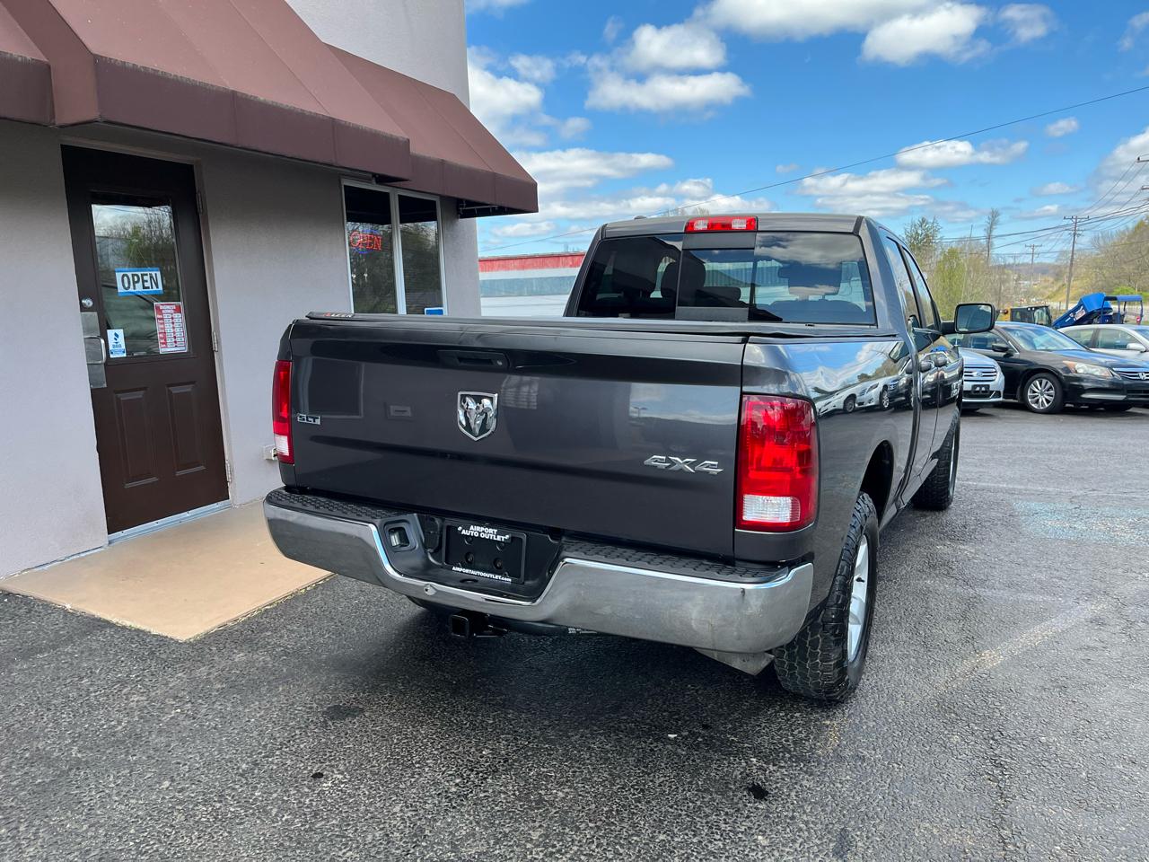 RAM 1500 SLT Quad Cab 4WD 2016