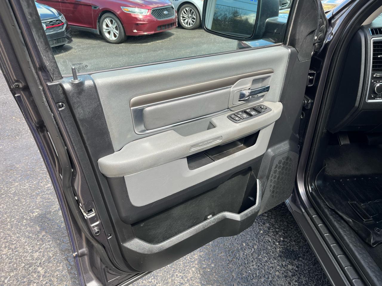 RAM 1500 SLT Quad Cab 4WD 2016