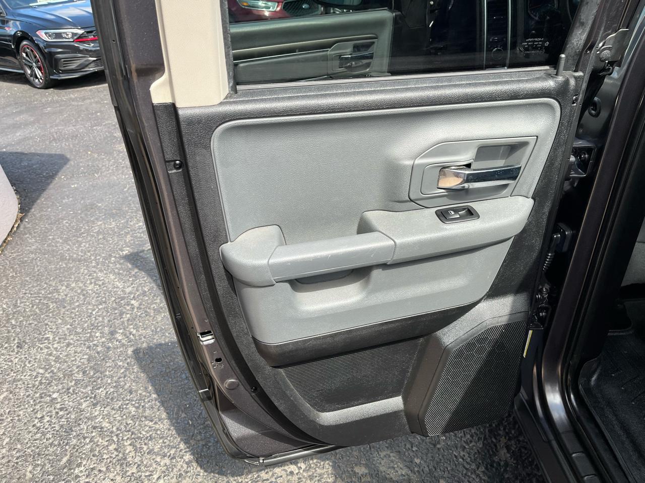 RAM 1500 SLT Quad Cab 4WD 2016