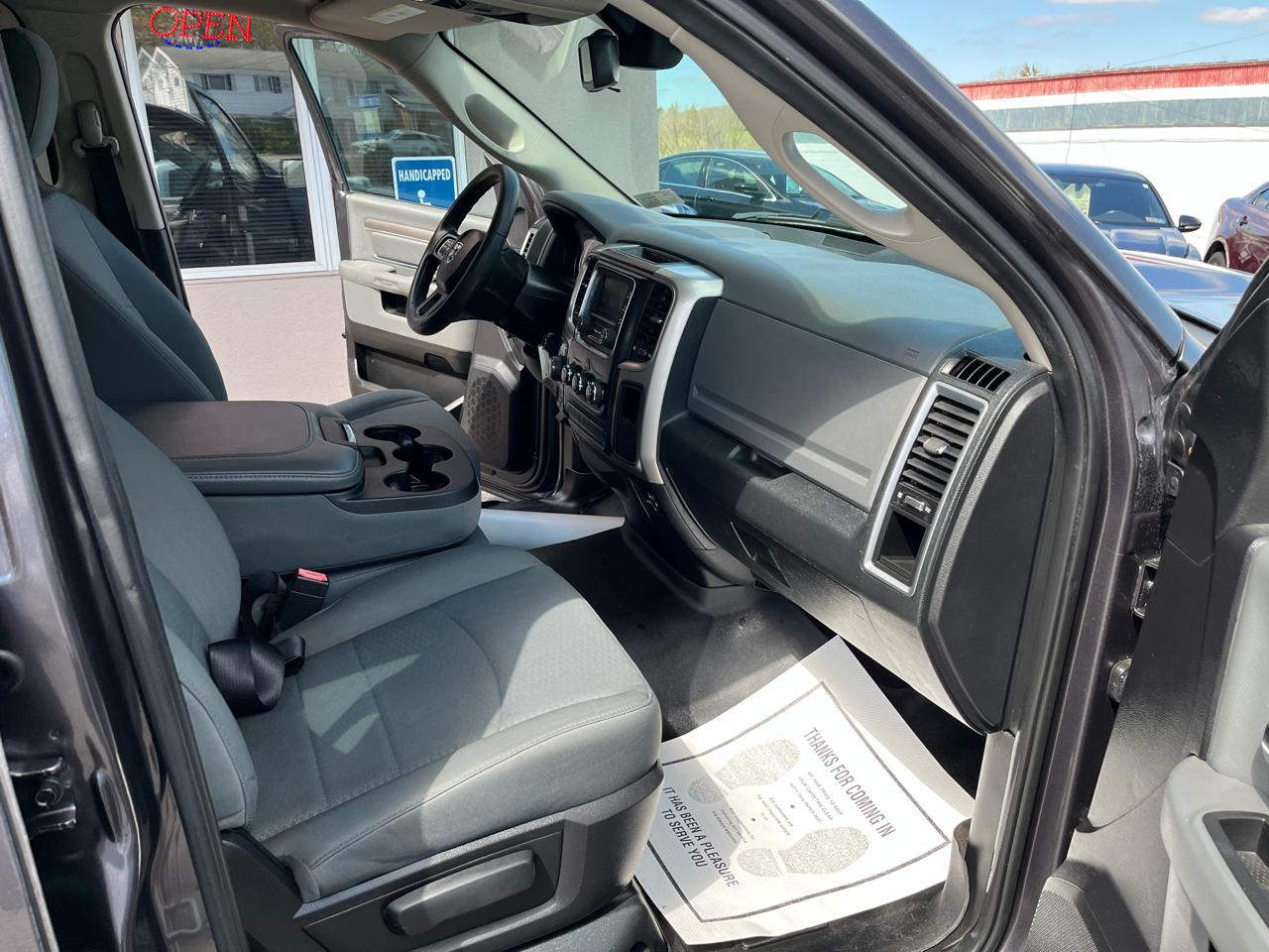 RAM 1500 SLT Quad Cab 4WD 2016