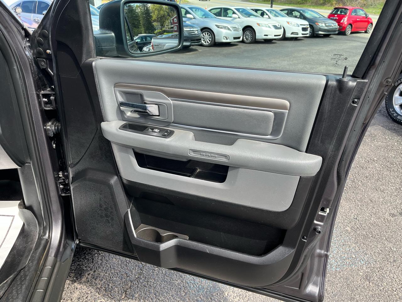 RAM 1500 SLT Quad Cab 4WD 2016