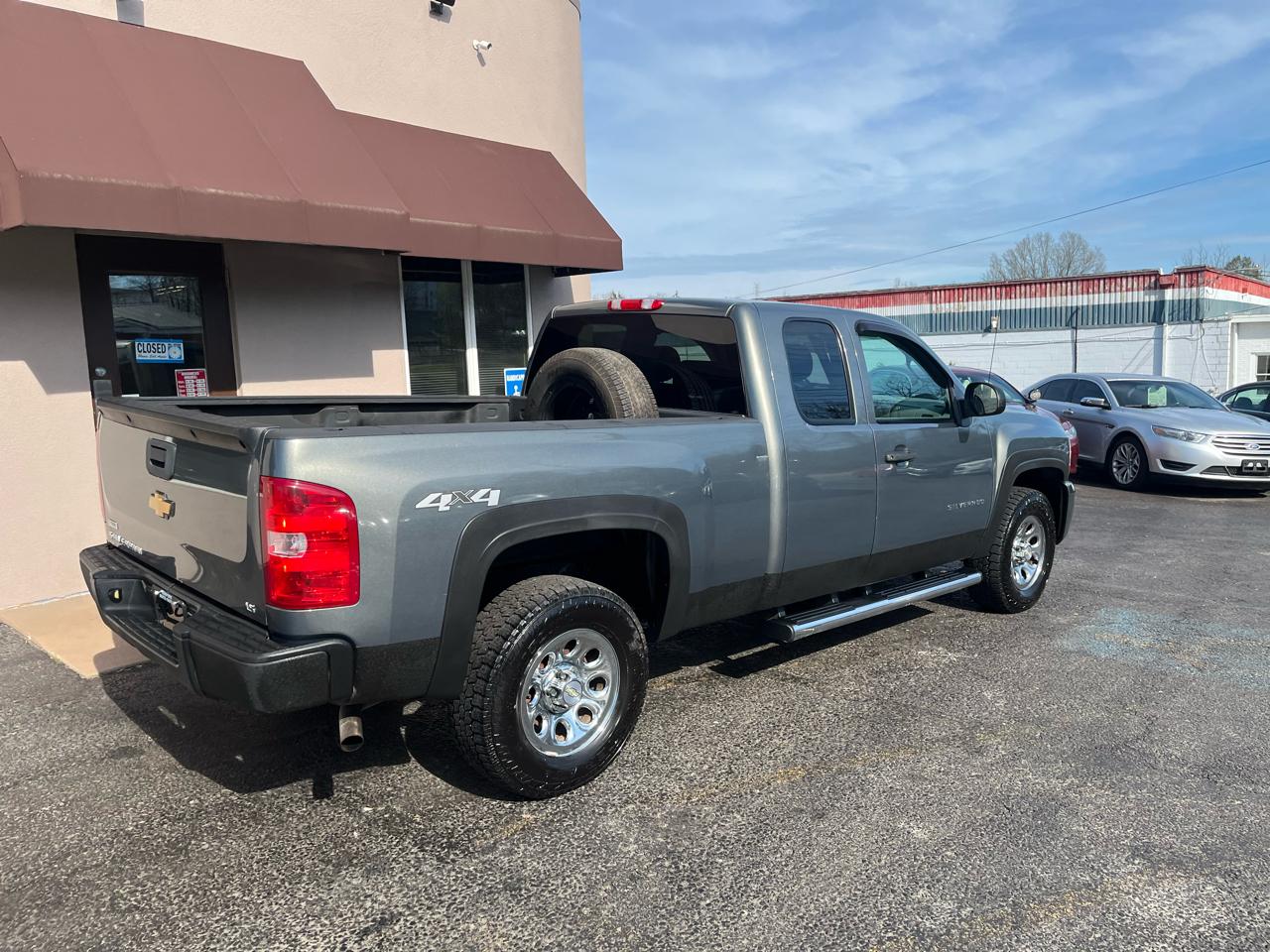 Chevrolet Silverado 1500 LS Extended Cab 4WD 2011
