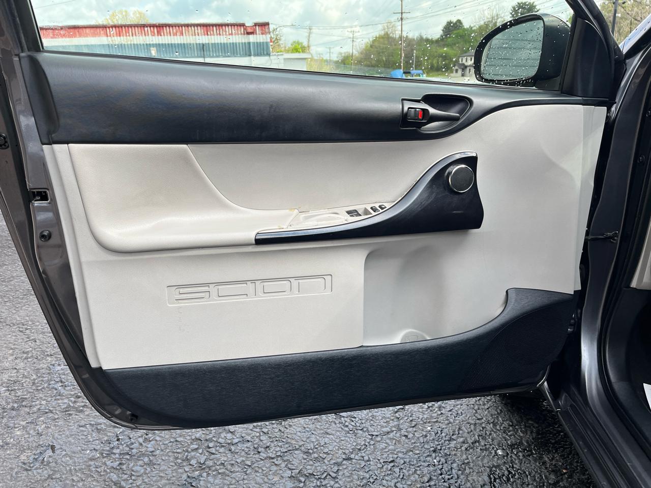 Scion iQ 3-Door Hatchback AT 2013