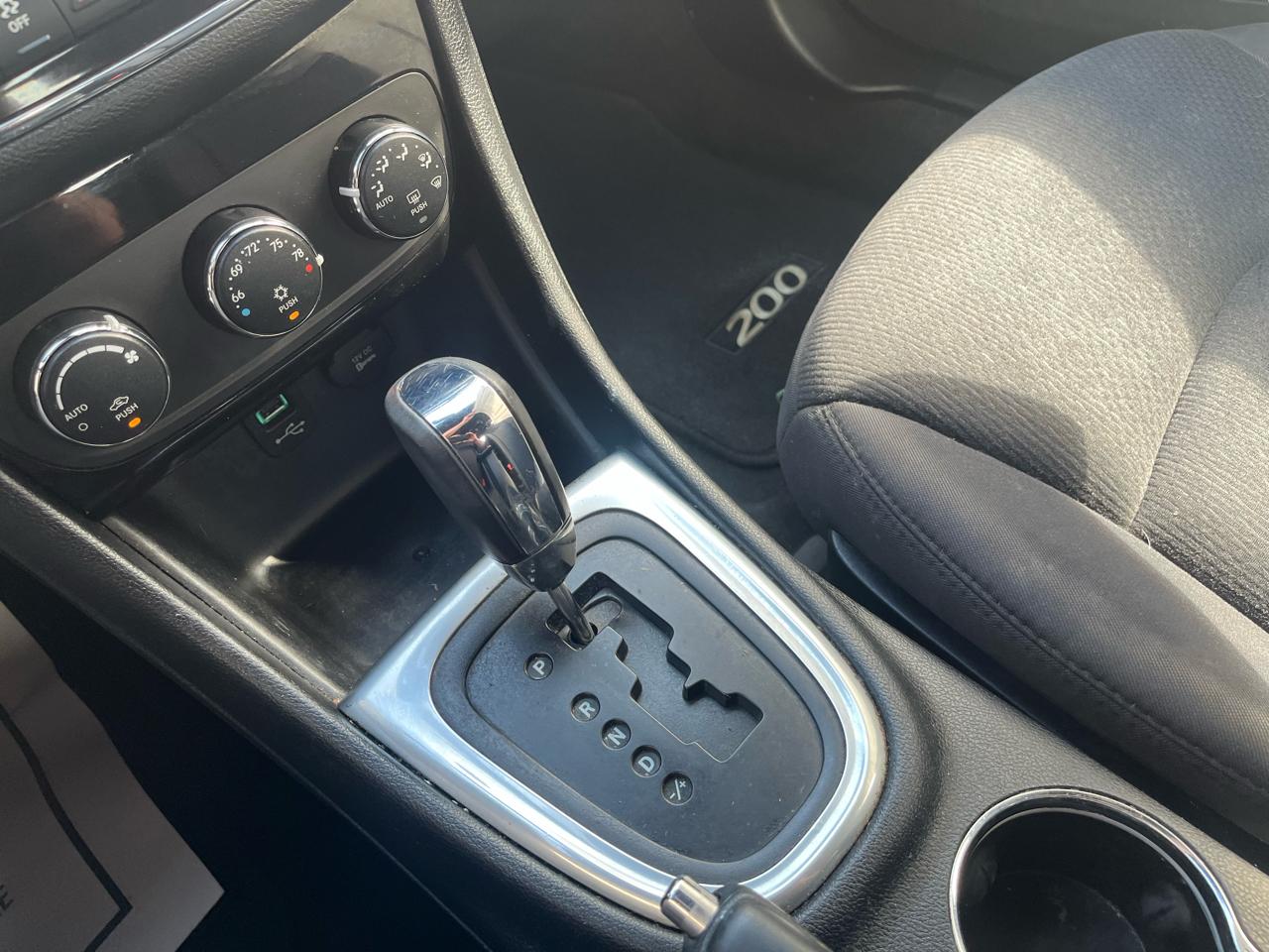 Chrysler 200 Touring 2013