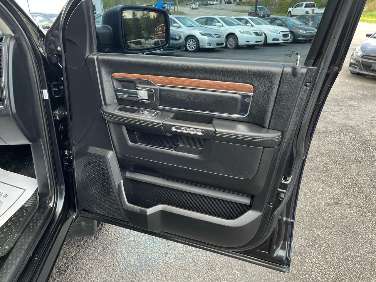 RAM 1500 Laramie Crew Cab SWB 4WD 2016