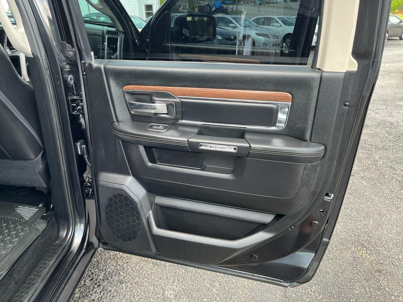 RAM 1500 Laramie Crew Cab SWB 4WD 2016