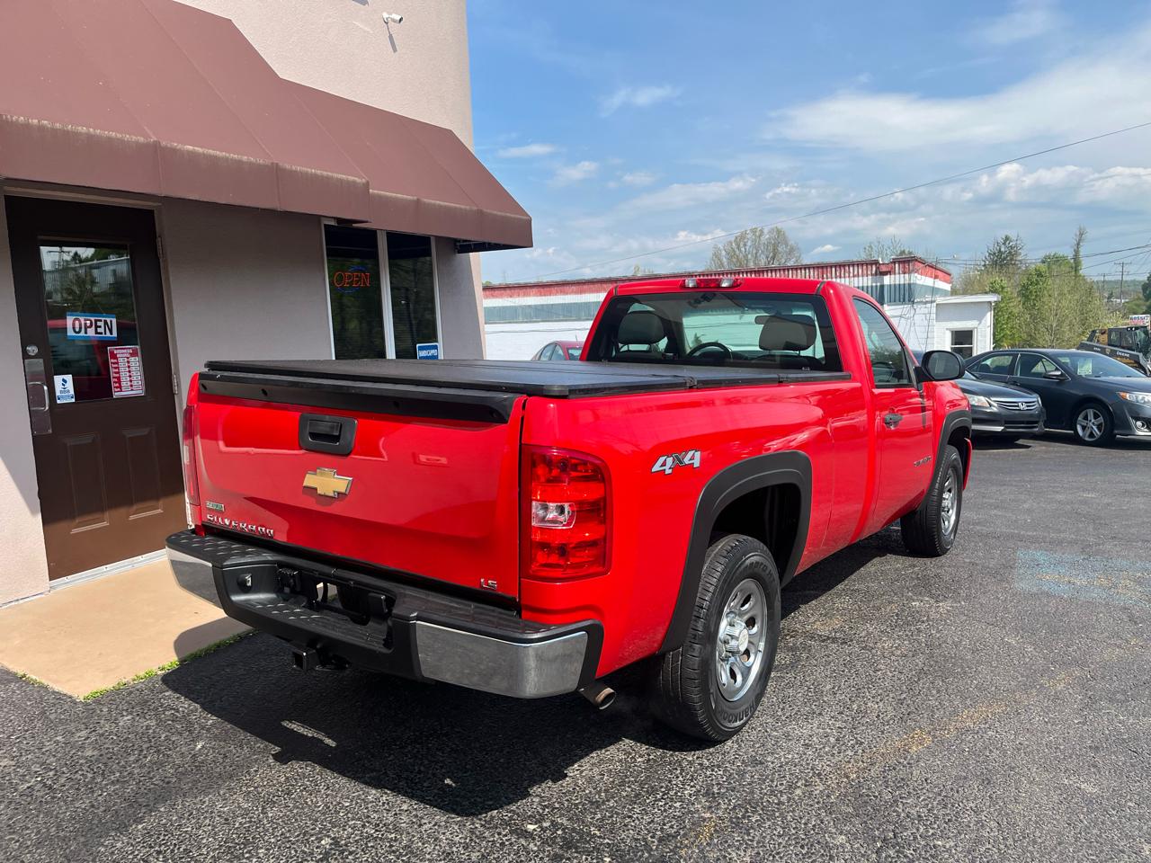 Chevrolet Silverado 1500 Reg Cab 133.0" WB 4WD LS 2011