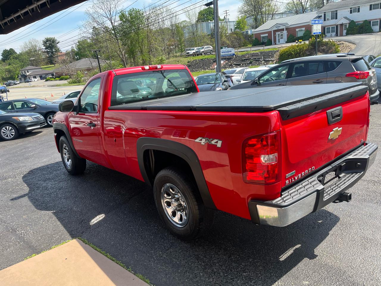 Chevrolet Silverado 1500 Reg Cab 133.0" WB 4WD LS 2011