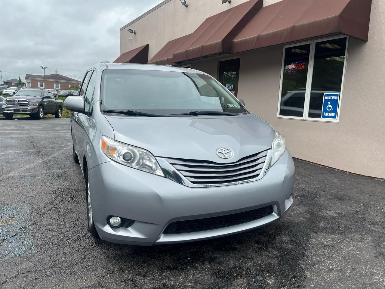 Toyota Sienna XLE Premium FWD 8-Passenger V6 2017