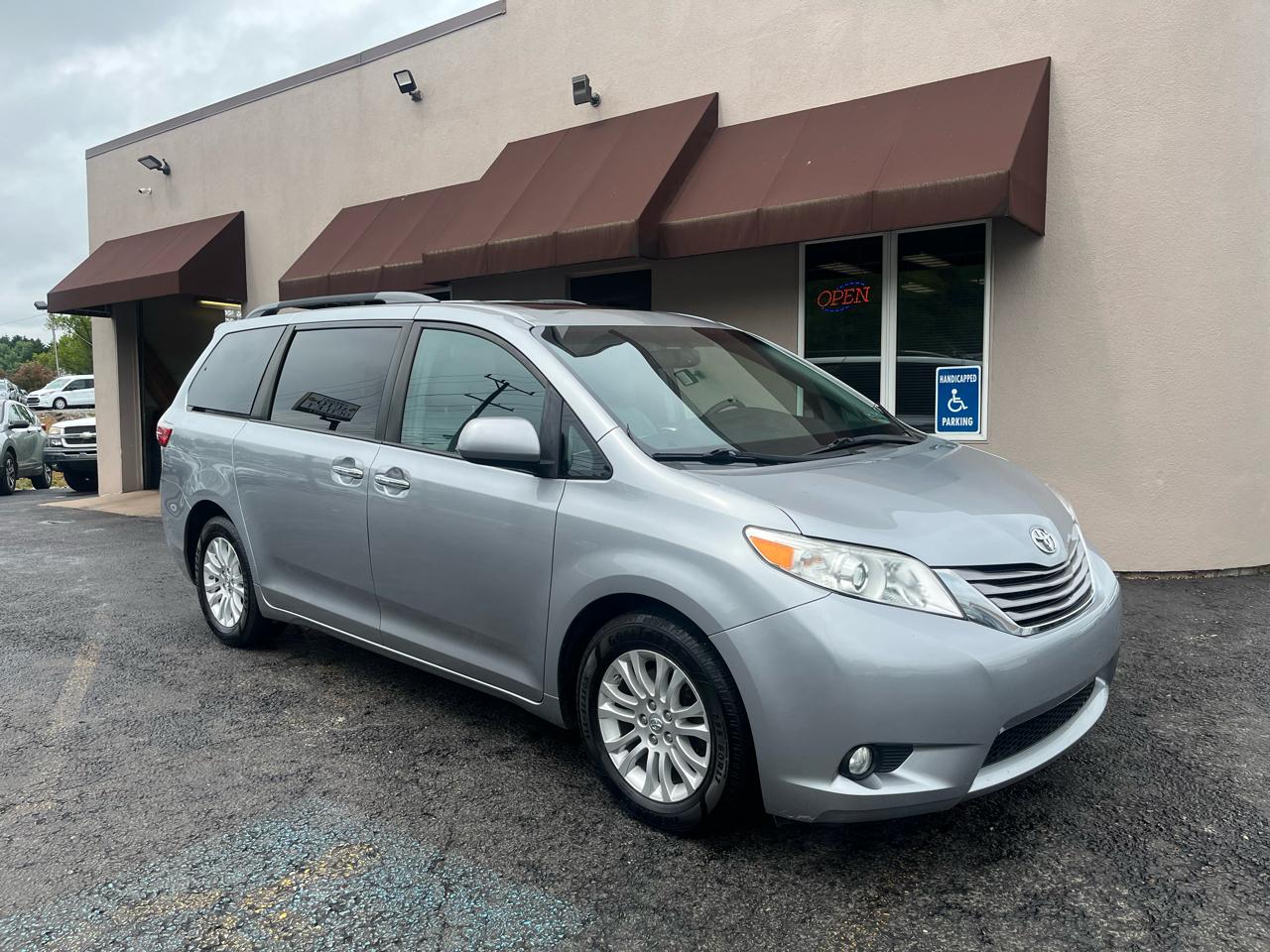 Toyota Sienna XLE Premium FWD 8-Passenger V6 2017
