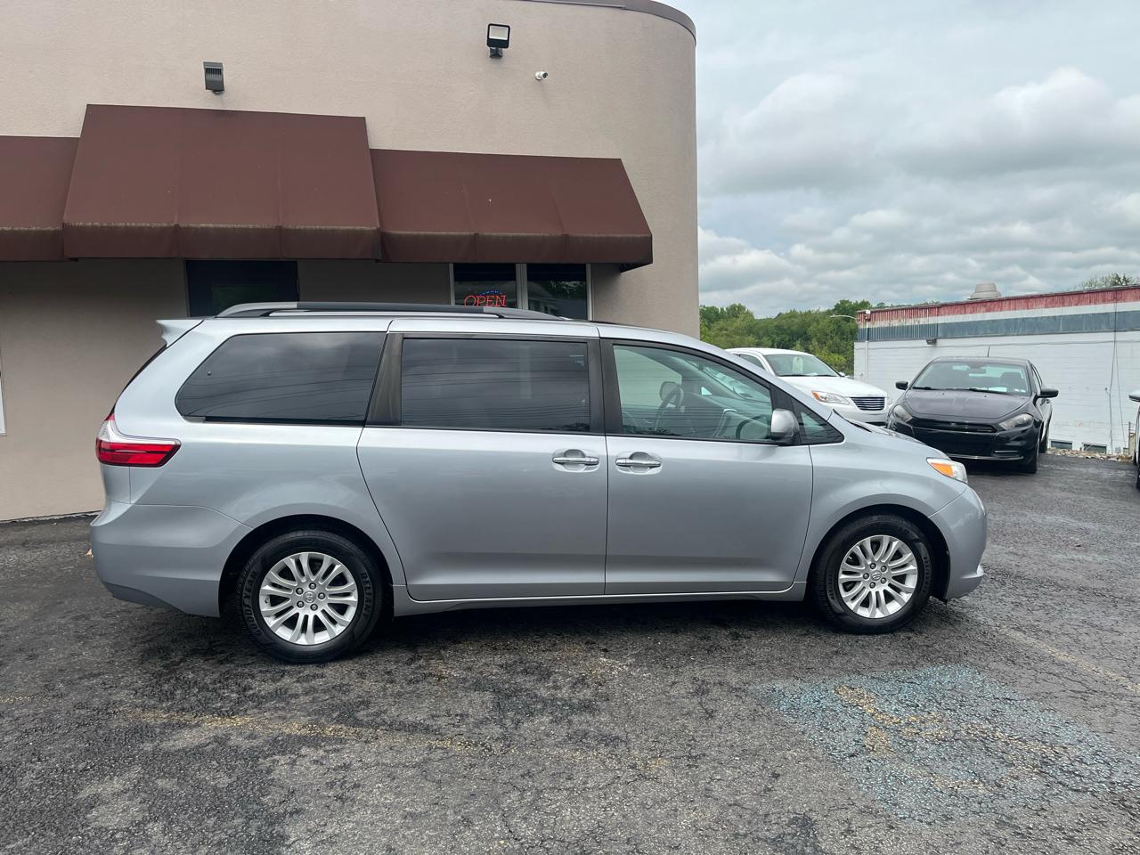 Toyota Sienna XLE Premium FWD 8-Passenger V6 2017