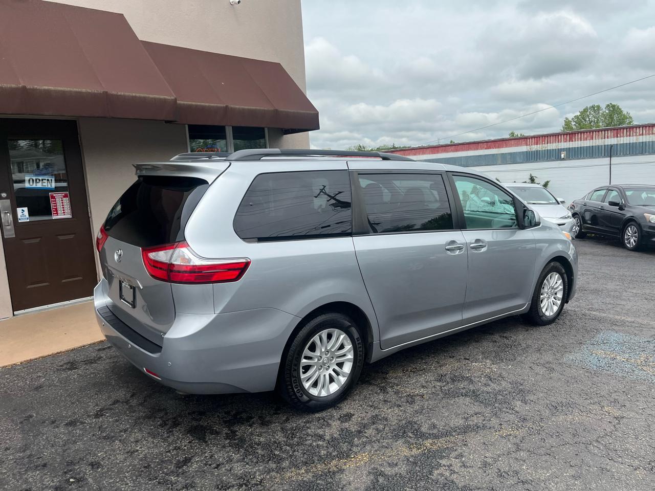 Toyota Sienna XLE Premium FWD 8-Passenger V6 2017