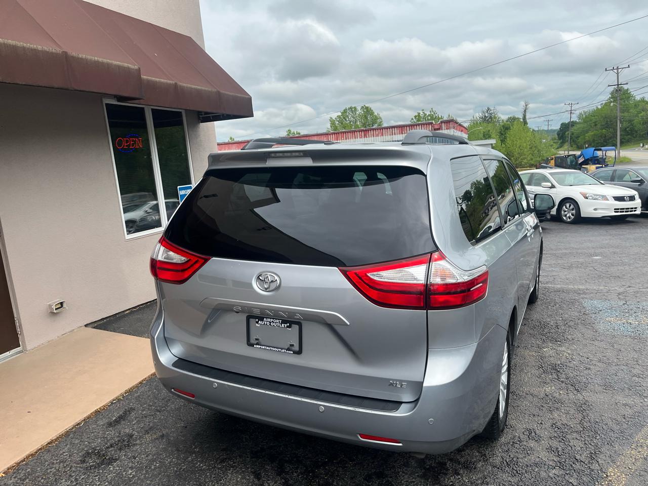 Toyota Sienna XLE Premium FWD 8-Passenger V6 2017