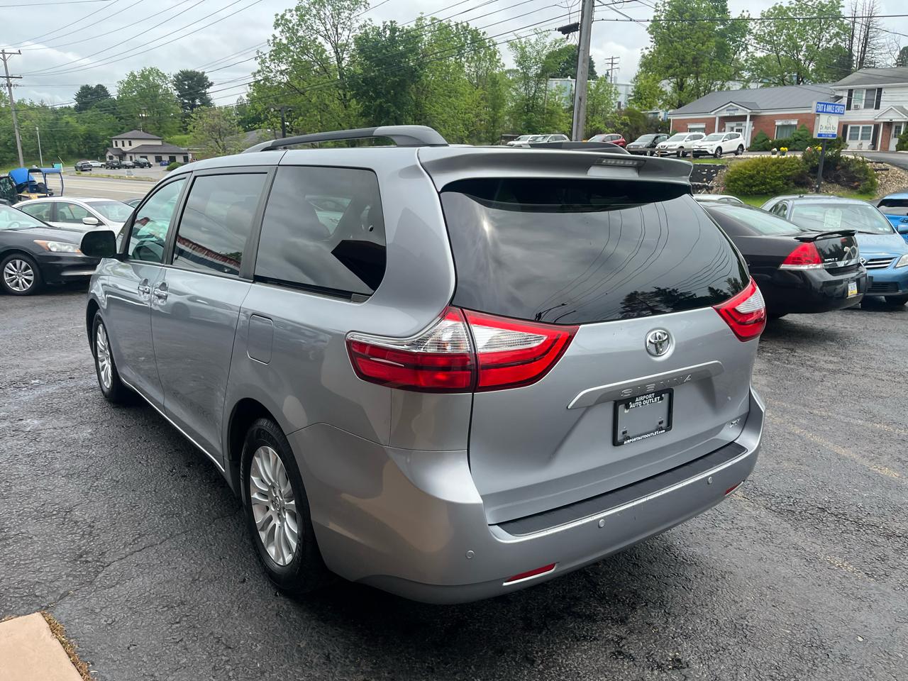 Toyota Sienna XLE Premium FWD 8-Passenger V6 2017