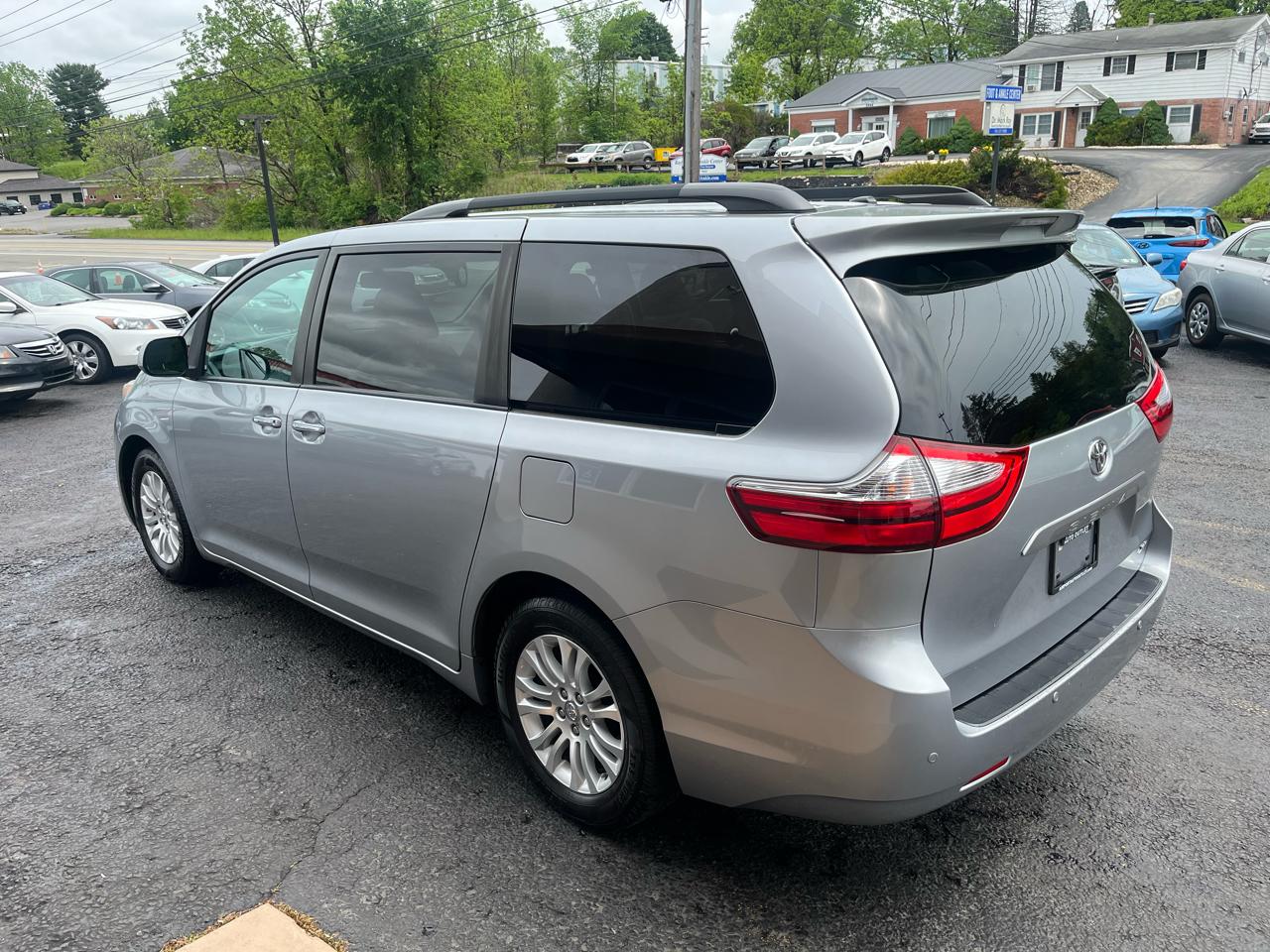 Toyota Sienna XLE Premium FWD 8-Passenger V6 2017