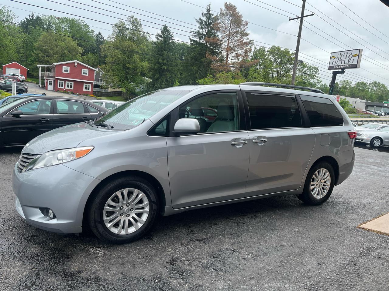 Toyota Sienna XLE Premium FWD 8-Passenger V6 2017
