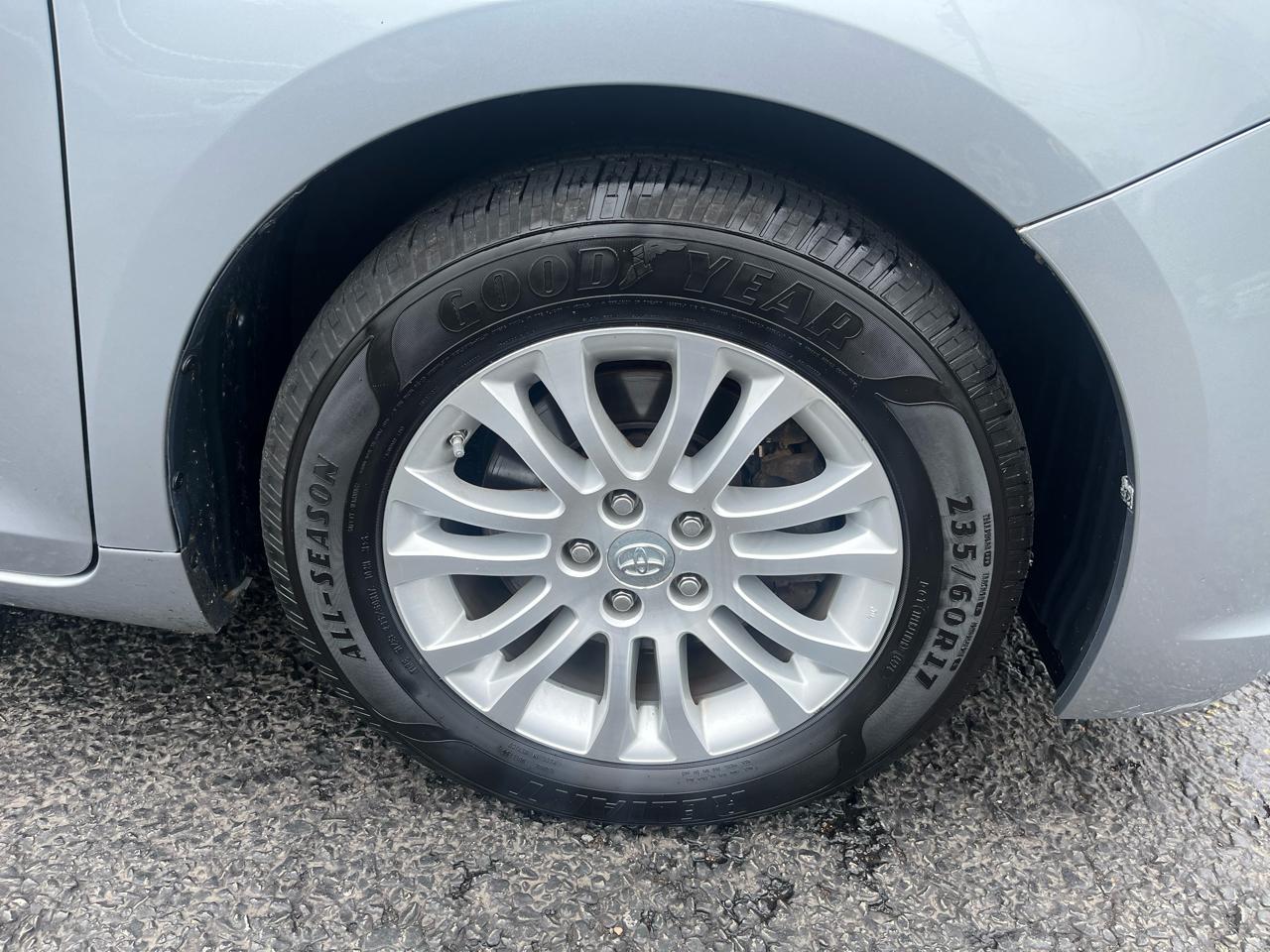 Toyota Sienna XLE Premium FWD 8-Passenger V6 2017
