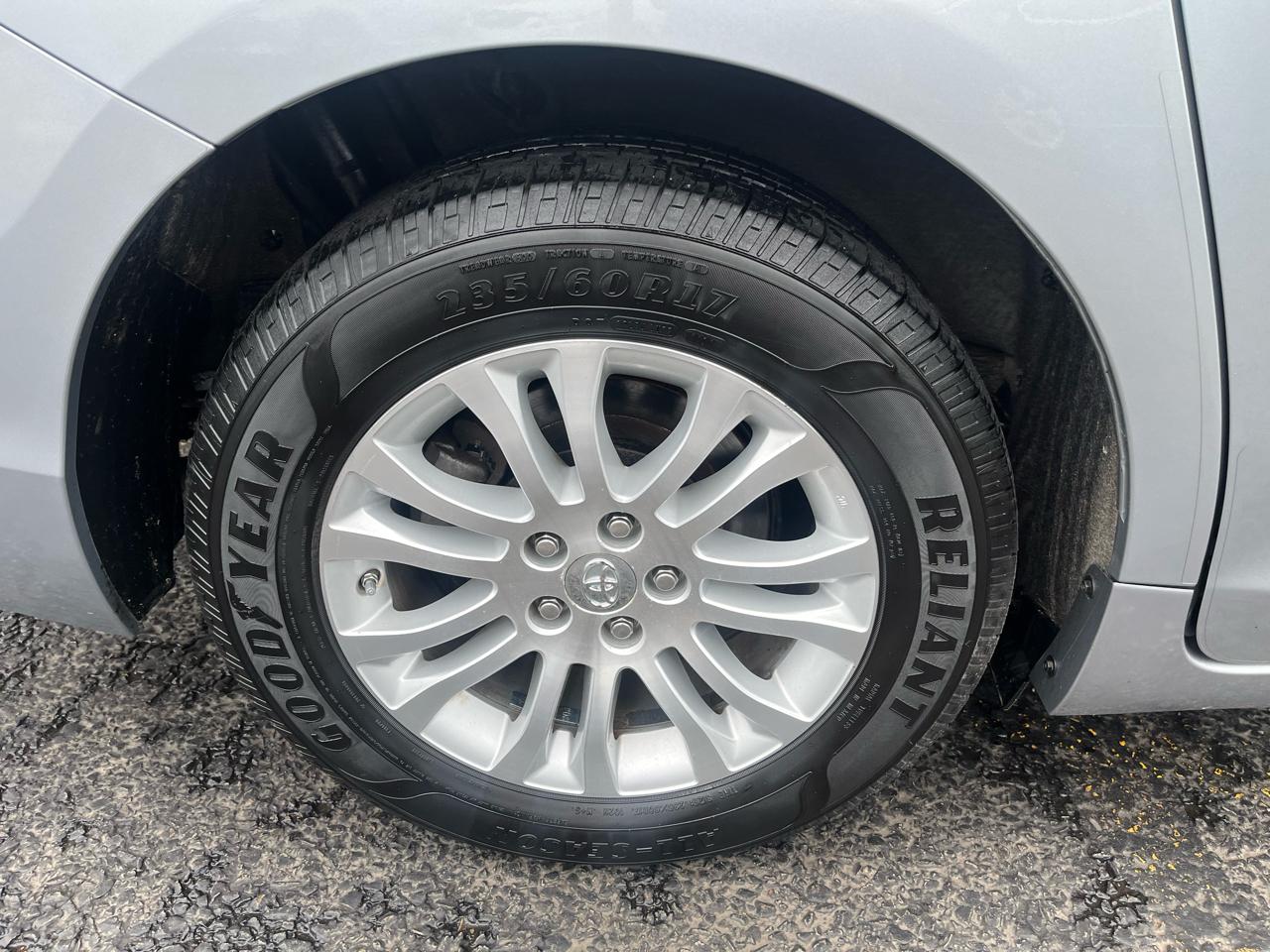 Toyota Sienna XLE Premium FWD 8-Passenger V6 2017