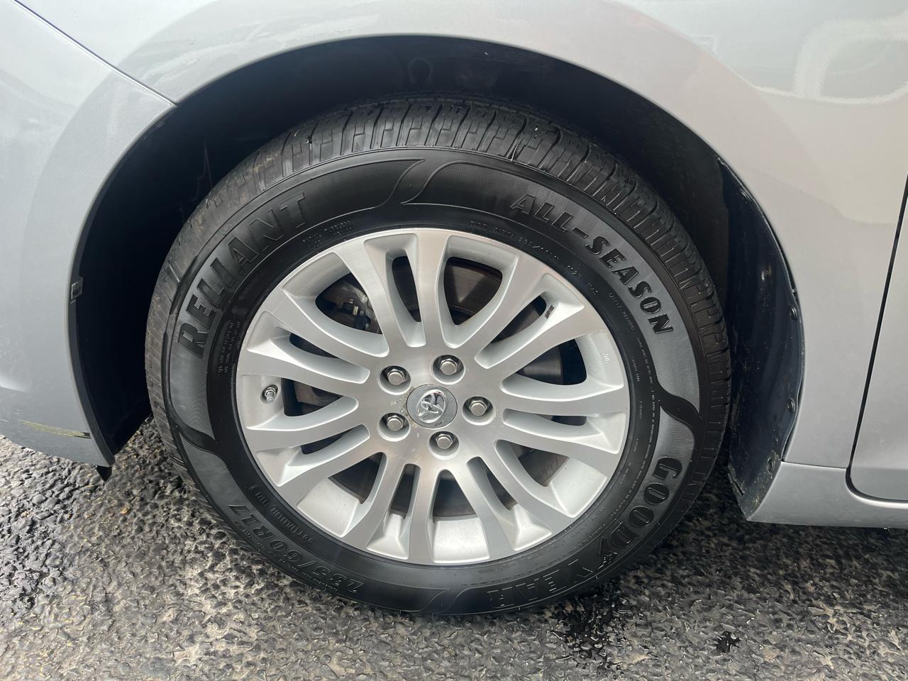 Toyota Sienna XLE Premium FWD 8-Passenger V6 2017